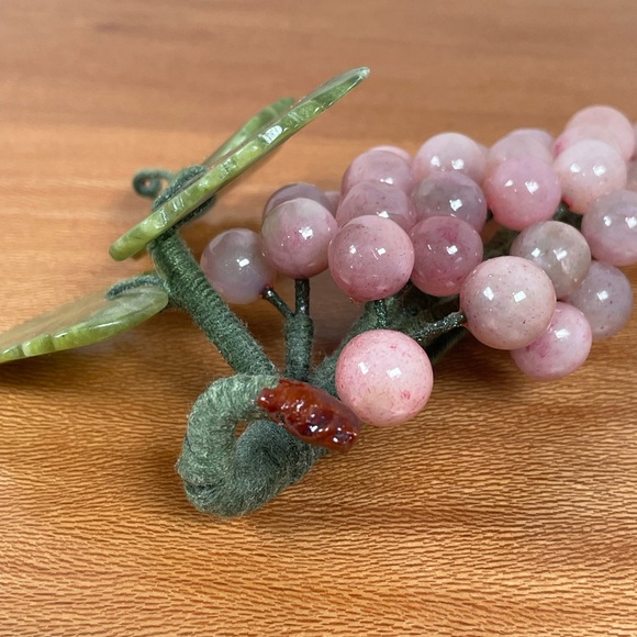 Vintage Mid Century Rose Quartz Grapes & Jade Carved Leaves Bunch Collectible - Picture 2 of 10